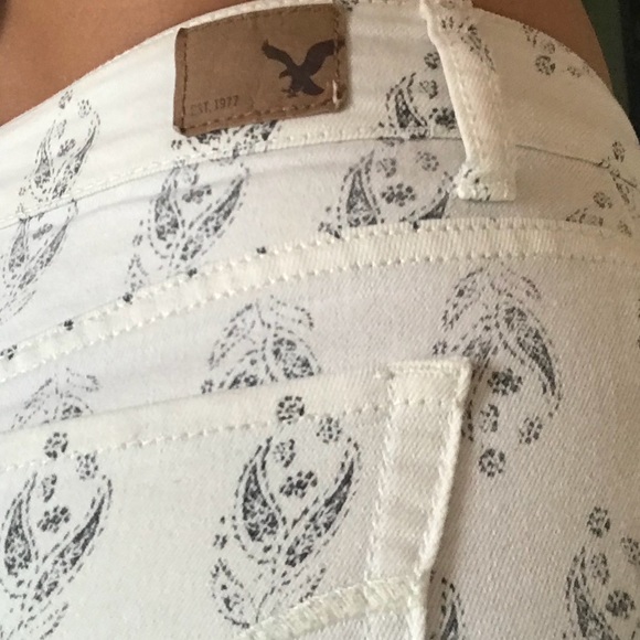 American eagle black and white shorts size is 00 - Picture 5 of 7